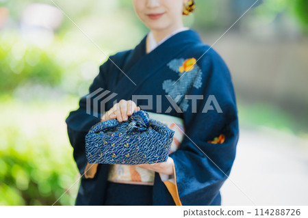 A woman wearing a formal kimono 114288726