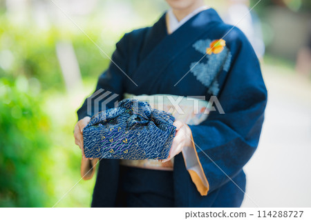A woman wearing a formal kimono 114288727
