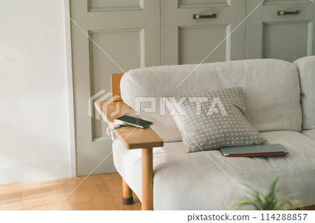 智慧型手機和平板電腦留在沙發上 114288857