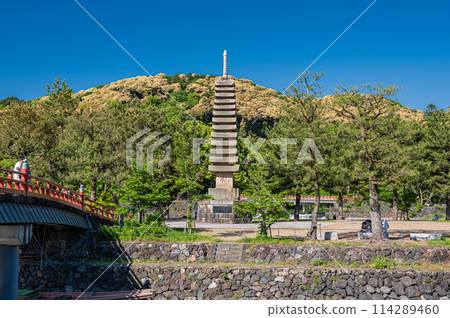 初夏的宇治公園寶塔島,13層石塔 初夏的宇治公園寶塔島,13層石塔 114289460