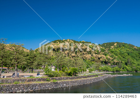 Fresh green mountains and tower island scenery in Uji Park 114289463