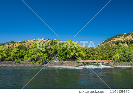 Fresh green mountain ranges from Tower Island in Uji Park, Uji City, Kyoto Prefecture Fresh green mountain ranges from Tower Island in Uji Park, Uji City, Kyoto Prefecture 114289475