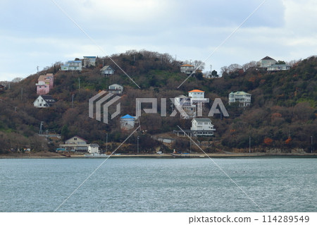 Oyster farming rafts in Hinase Bay, villas built on cliffs, and residential areas (Koshima, Okayama Prefecture) Oyster farming rafts in Hinase Bay, villas built on cliffs, and residential areas (Koshima, Okayama Prefecture) 114289549