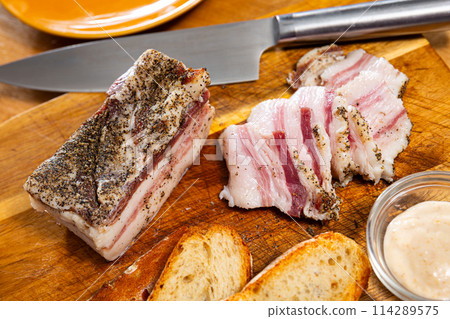 Sliced lard served with horseradish and bread 114289575