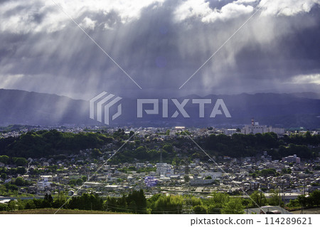 從雲層之上觀看 從雲層之上觀看 114289621