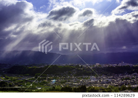 A castle town illuminated by light 114289629