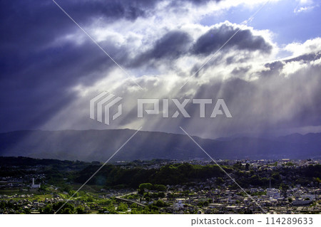 光落在城市上 114289633