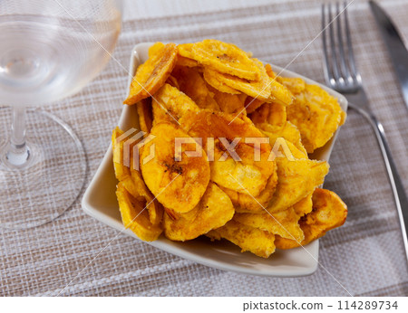 There is appetizer for low alcohol beverage - fried plantains chips 114289734