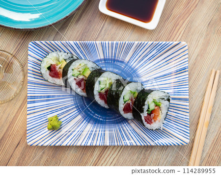 Japanese futomaki sushi 114289955
