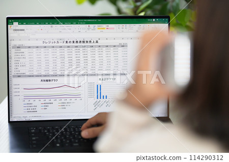 工作人員一邊用智慧型手機通話一邊創建桌子 工作人員一邊用智慧型手機通話一邊創建桌子 114290312