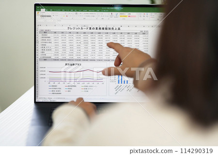 指著電腦螢幕創建數據 114290319