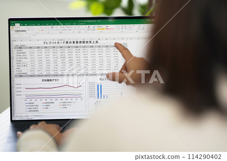 一位女士早上學習如何使用電腦 114290402