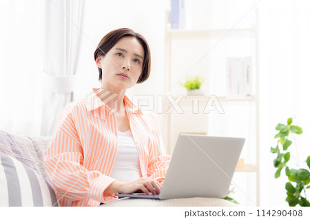 認為的婦女，當觀看計算機時 114290408