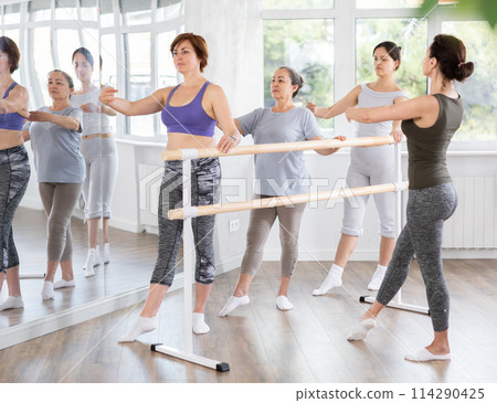Female amateurs of choreographic lesson learn from experienced coach of theatrical dance 114290425
