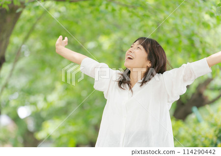 穿白襯衫的中年婦女 穿白襯衫的中年婦女 114290442