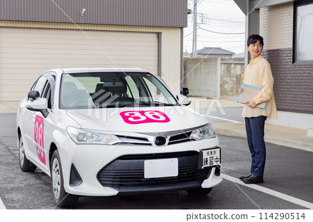 執照、汽車駕駛學校、等待教練的學生 114290514