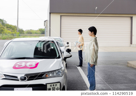 執照、汽車駕駛學校、等待教練的學生 114290519