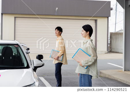 執照、汽車駕駛學校、等待教練的學生 執照、汽車駕駛學校、等待教練的學生 114290521