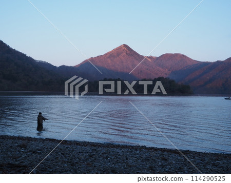 Shayama 和清晨的釣魚者 1 114290525