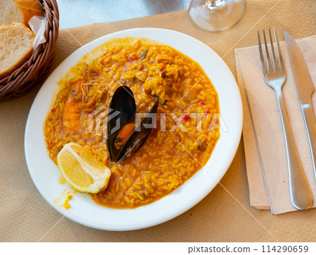 chicken and seafood paella chicken and seafood paella 114290659