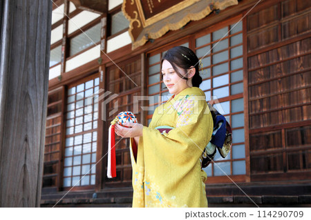 身穿黃色圖案長袖的成年女性、成年長袖和服外景拍攝、成年儀式 114290709