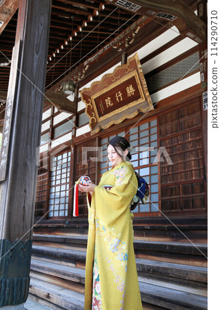身穿黃色圖案長袖的成年女性、成年長袖和服外景拍攝、成年儀式 114290710