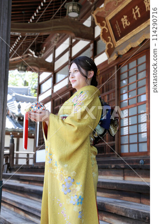 Adult woman wearing a yellow patterned furisode, adult furisode kimono location photo shoot, coming-of-age ceremony Adult woman wearing a yellow patterned furisode, adult furisode kimono location photo shoot, coming-of-age ceremony 114290716