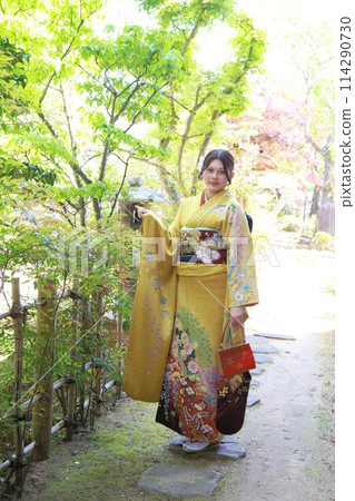 身穿黃色圖案長袖的成年女性、成年長袖和服外景拍攝、成年儀式 114290730