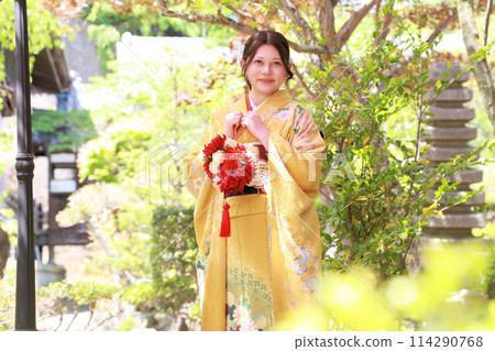 Adult woman wearing a yellow patterned furisode, adult furisode kimono location photo shoot, coming-of-age ceremony Adult woman wearing a yellow patterned furisode, adult furisode kimono location photo shoot, coming-of-age ceremony 114290768