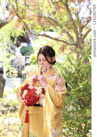 身穿黃色圖案長袖的成年女性、成年長袖和服外景拍攝、成年儀式 身穿黃色圖案長袖的成年女性、成年長袖和服外景拍攝、成年儀式 114290769