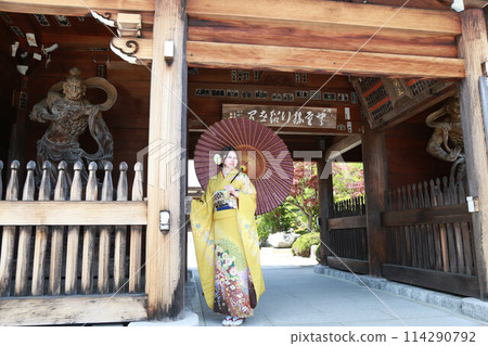 身穿黃色圖案長袖的成年女性、成年長袖和服外景拍攝、成年儀式 身穿黃色圖案長袖的成年女性、成年長袖和服外景拍攝、成年儀式 114290792
