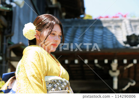 身穿黃色圖案長袖的成年女性、成年長袖和服外景拍攝、成年儀式 114290806