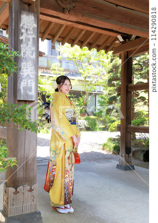 Adult woman wearing a yellow patterned furisode, adult furisode kimono location photo shoot, coming-of-age ceremony Adult woman wearing a yellow patterned furisode, adult furisode kimono location photo shoot, coming-of-age ceremony 114290818
