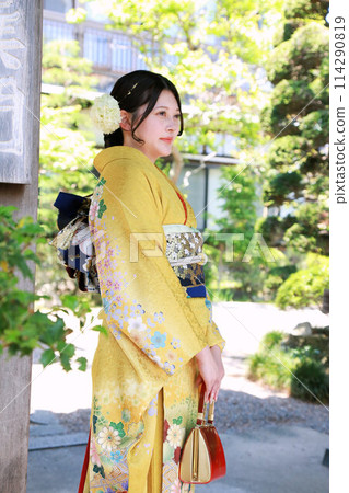 Adult woman wearing a yellow patterned furisode, adult furisode kimono location photo shoot, coming-of-age ceremony Adult woman wearing a yellow patterned furisode, adult furisode kimono location photo shoot, coming-of-age ceremony 114290819