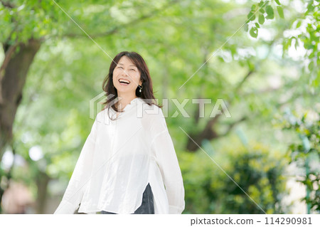 穿白襯衫的中年婦女 114290981