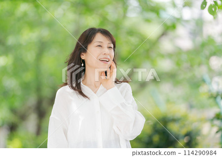 穿白襯衫的中年婦女 114290984