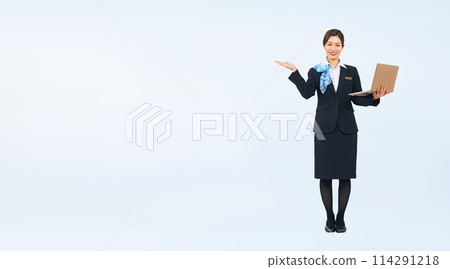 一位客戶服務業女性手持筆記型電腦引導人們的全身照片 114291218