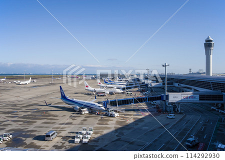 從中部國際機場「Sky Deck」眺望停機坪上停泊的國內客機 從中部國際機場「Sky Deck」眺望停機坪上停泊的國內客機 114292930