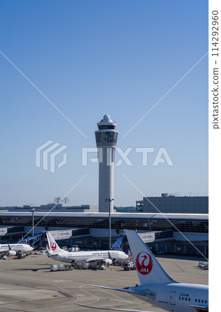 「中部國際機場新特麗亞」控制塔和停在停機坪上的客機 114292960