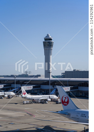 「中部國際機場新特麗亞」控制塔和停在停機坪上的客機 114292961