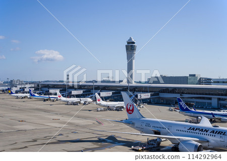 Chubu Centrair International Airport control tower and passenger planes parked on the apron 114292964