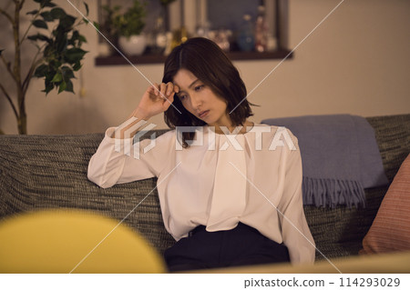 看起來疲倦的女商人夜間例行公事 114293029