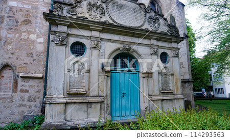 Beautiful old building in Germany - facade at historical center of Hannove 114293563
