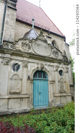 Beautiful old building in Germany - facade at historical center of Hannove 114293564