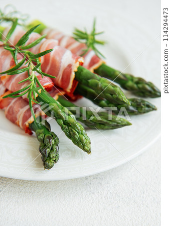 Asparagus and bacon ready for cooking 114294473