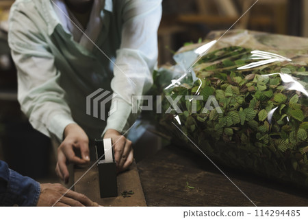 A woman shipping flowers 114294485