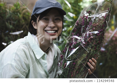 A woman shipping flowers 114294548