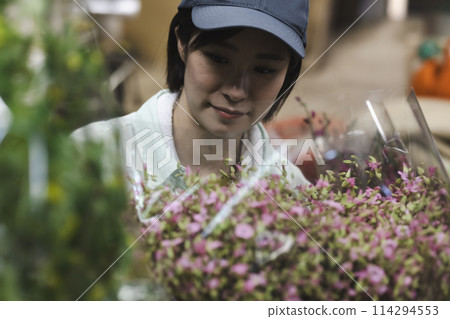 A woman shipping flowers 114294553