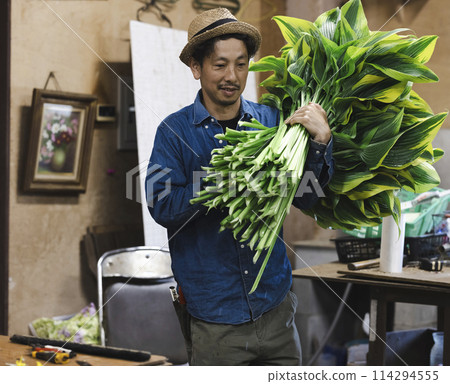 A floriculture worker preparing to ship plants 114294555