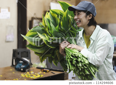 A woman shipping plants 114294606